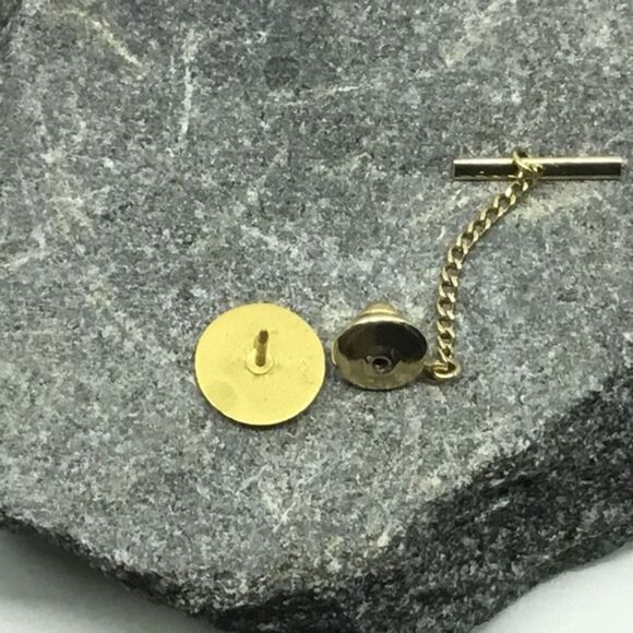 Vintage Tie Tack Men’s Mid Century Round Gold Tone Safety Chain MCM Business Man - Picture 2 of 4